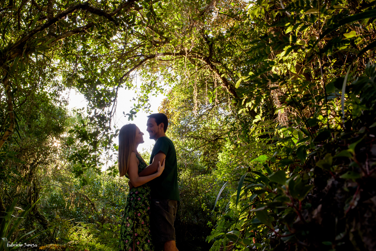 casal de noivos na trilha da praia do Moçambique em Florianópolis - ensaio prewedding