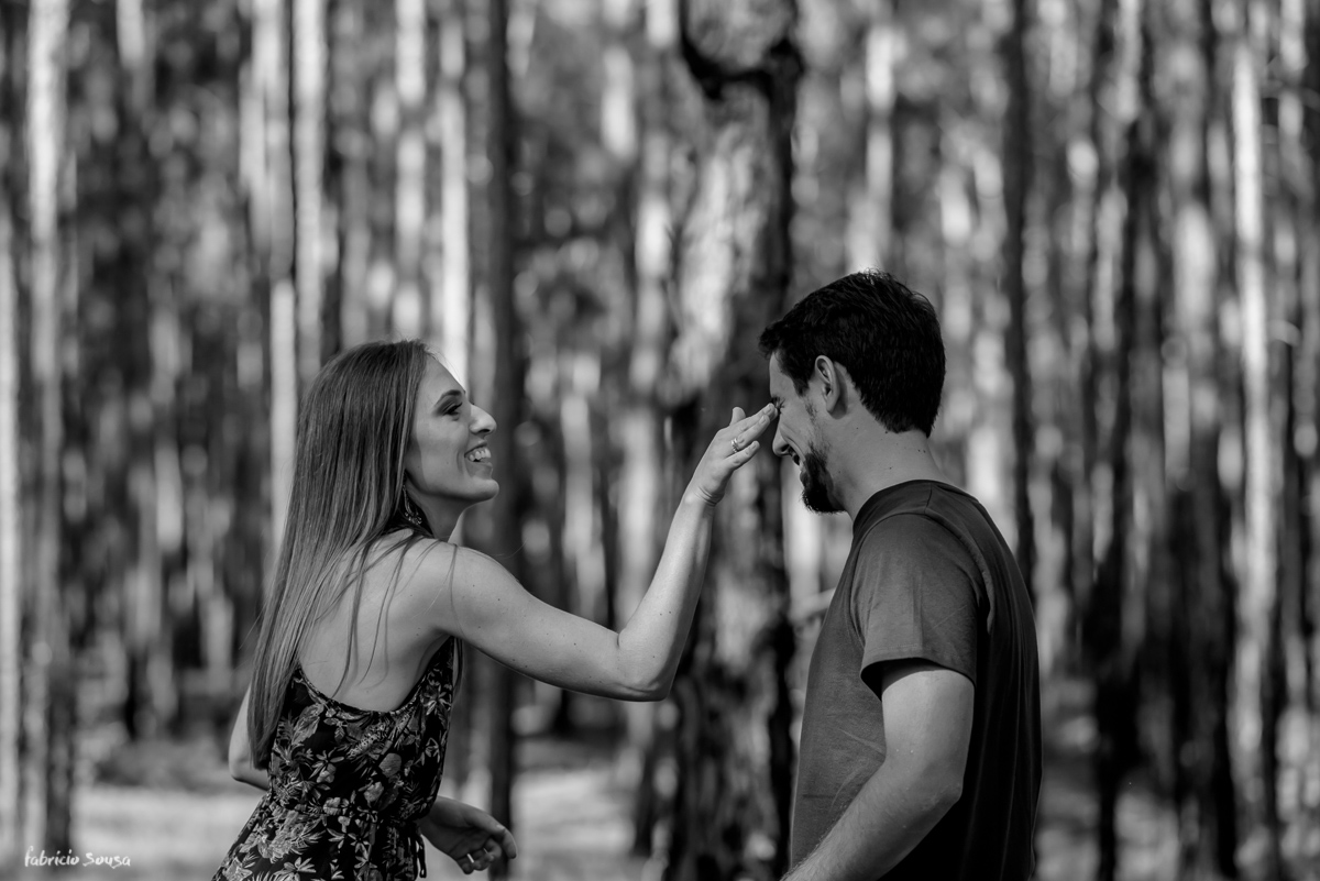 um tapinha não doi durante a sessão fotográfica de casal