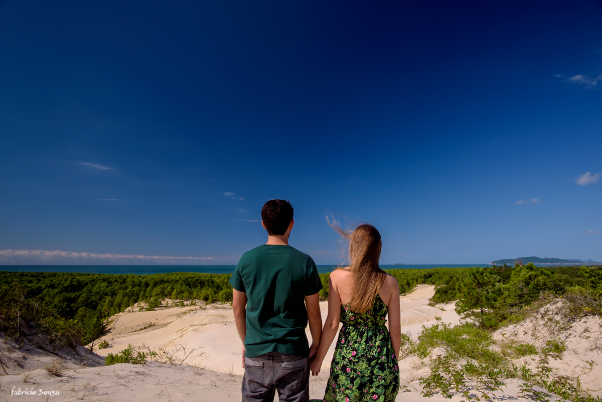 casal de mãos dadas apreciando a vista da praia do Moçambique Costão das Aranhas Floripa