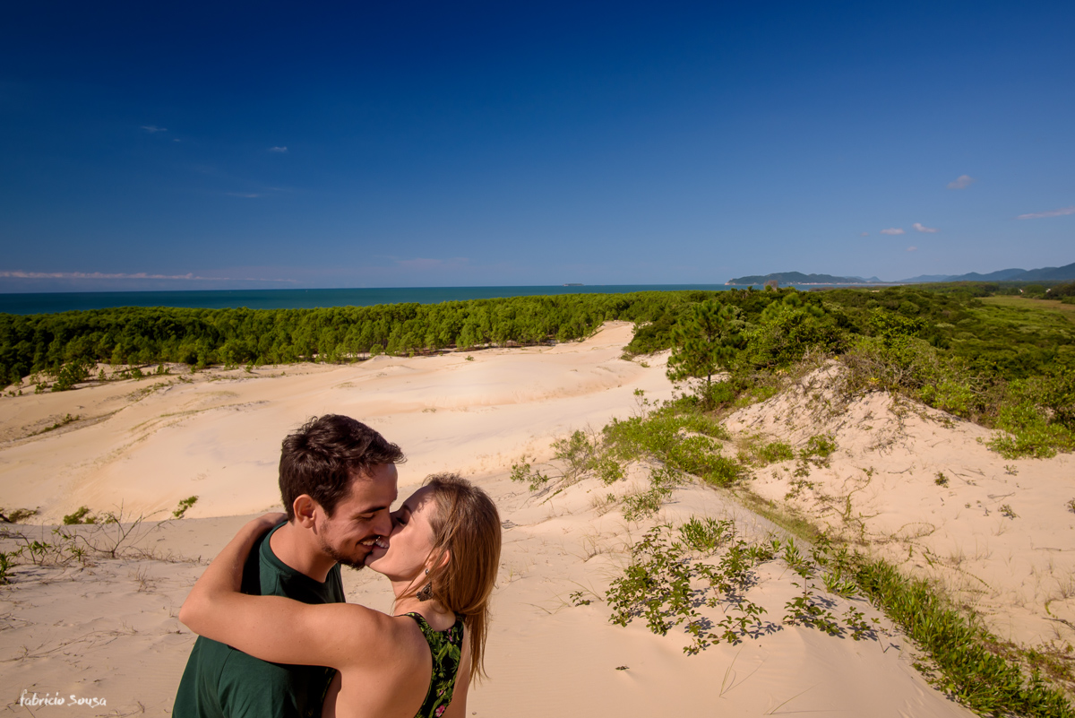 beijo apaixonado nas dunas durante sessão pre-casamento noivos em Floripa