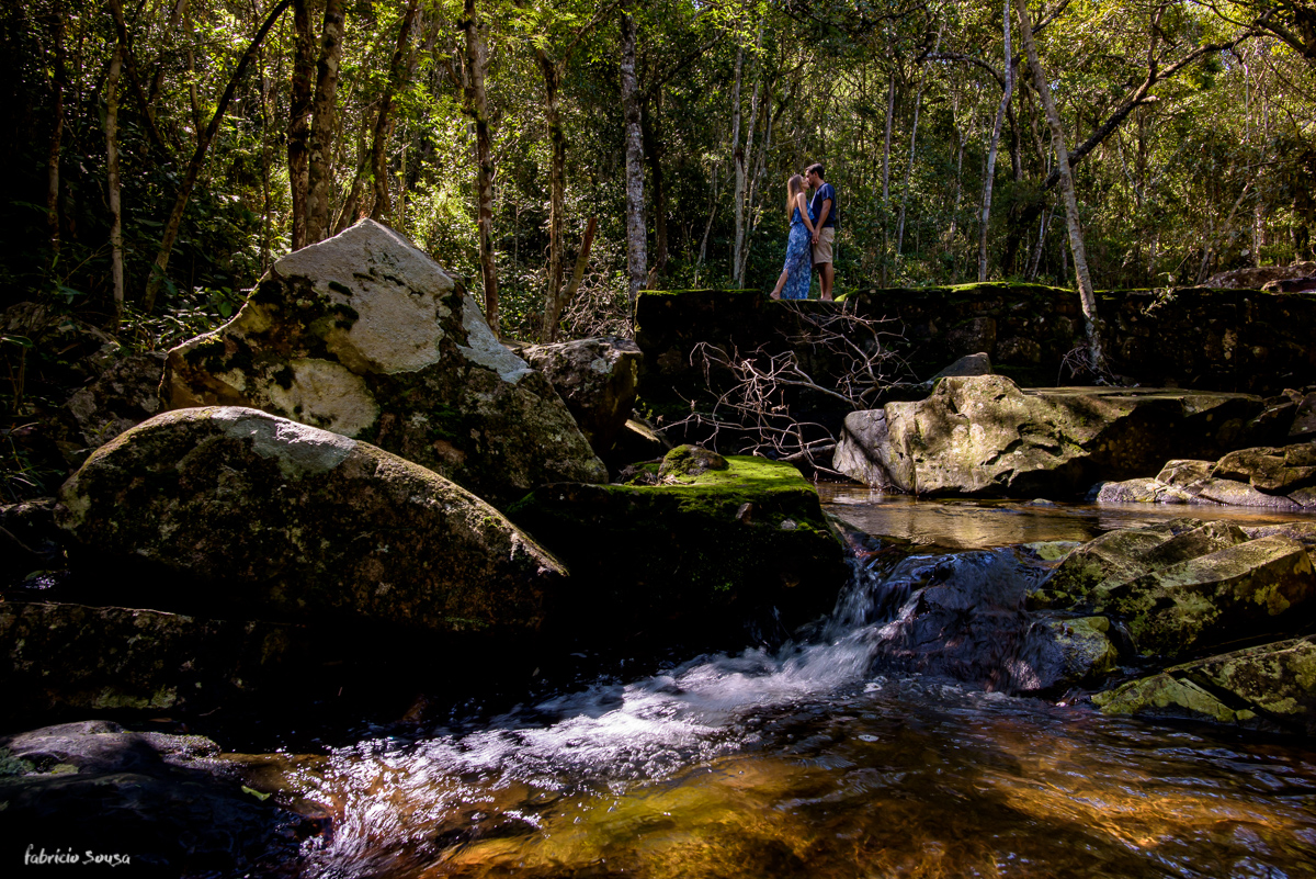 beijo do casal apaixonado na cachoeira noivos em Floripa