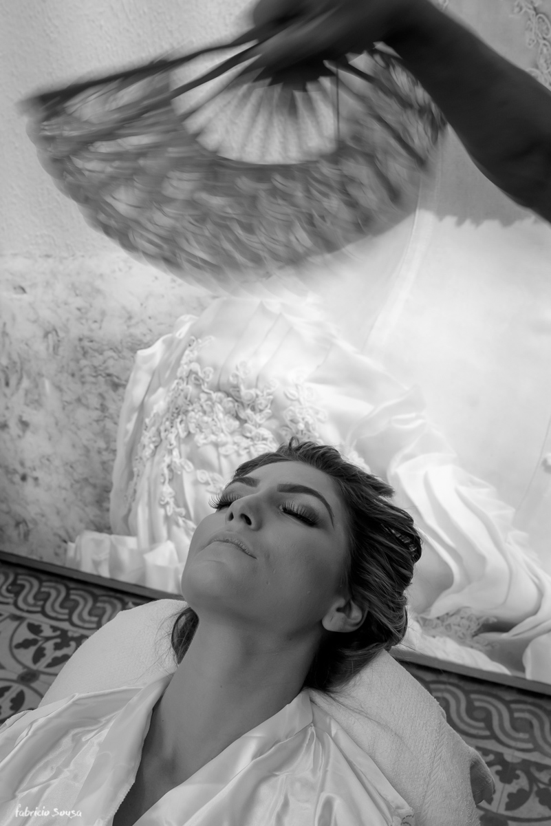 noiva Fernanda sendo maquiada e abanada com leque no Junior Fiel RG - making of do casamento