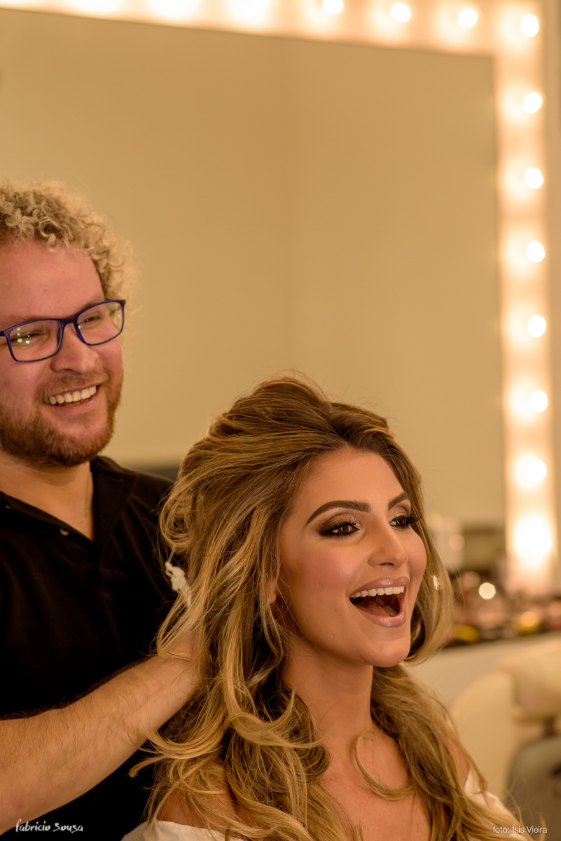 noiva fernanda sorridente com cabelereiro Junior Fiel RG em seu salão de beleza