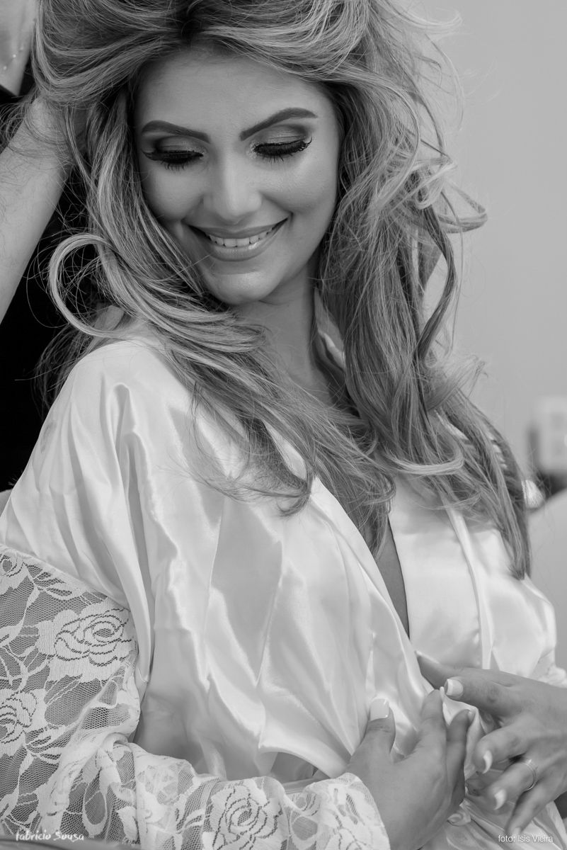 noiva deslumbrante nos preparativos para o casamento no salão de beleza - making of