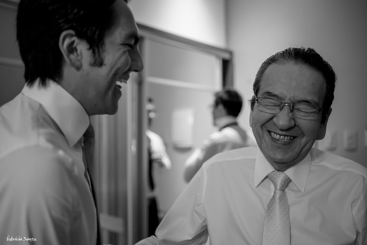 noivo e seu pai sorridentes no making of do casamento em Belém