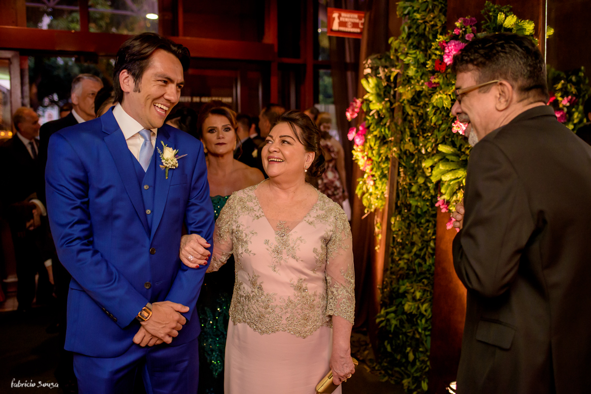 noivo com sua mãe Rosa Oikawa no cortejo de entrada do casamento