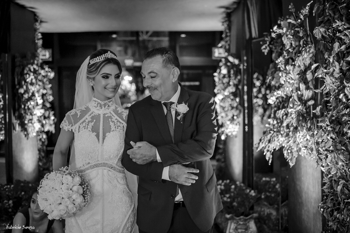 carinho do pai com sua filha momentos antes de entregá-la no altar na recepção do mini-wedding na Estação das Docas