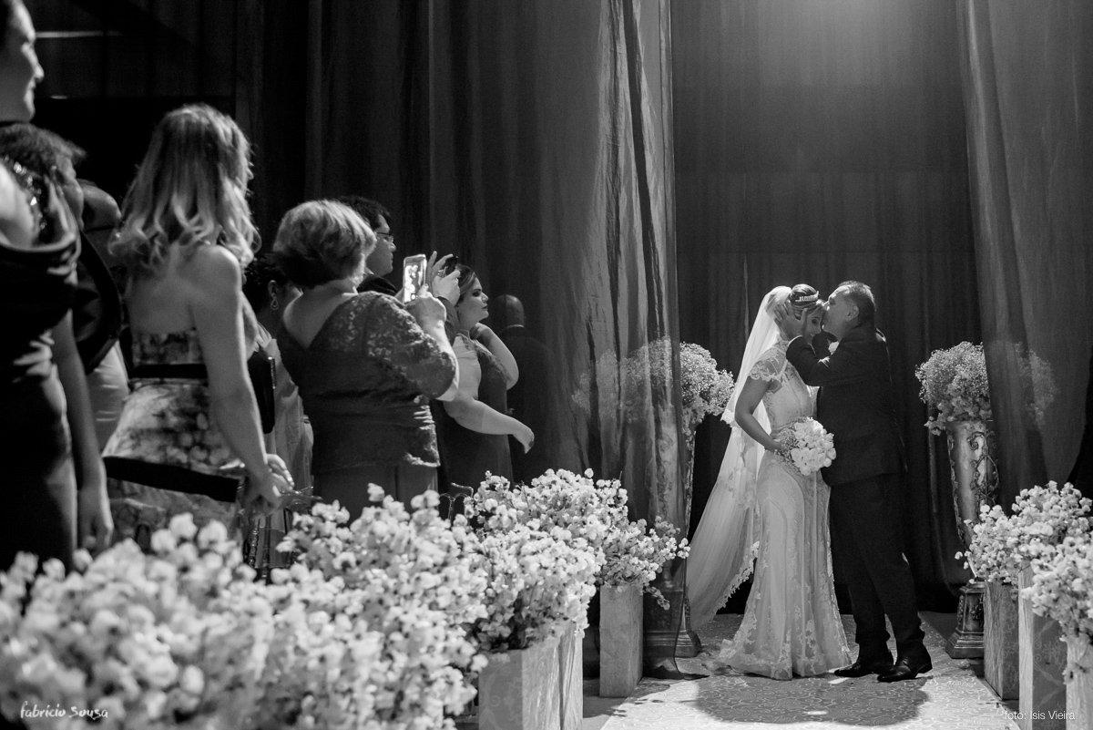 o beijo do pai da noiva na entrada do casamento