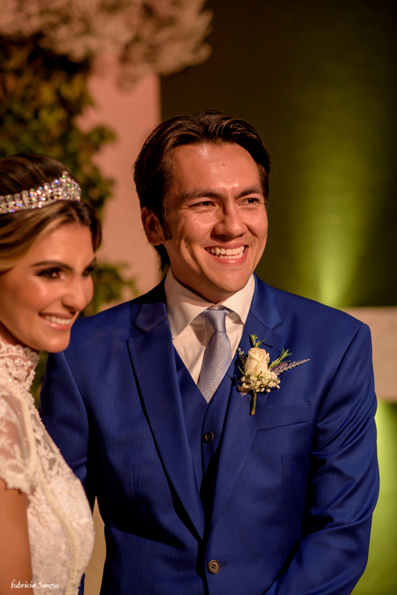 noivos emocionados com a entrada do pajem com as alianças