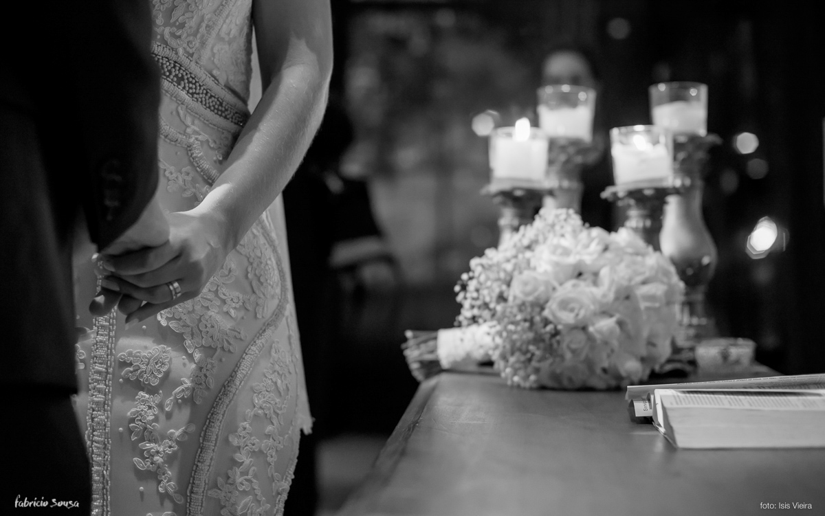 detalhe das mãos e bouquet durante cerimonia