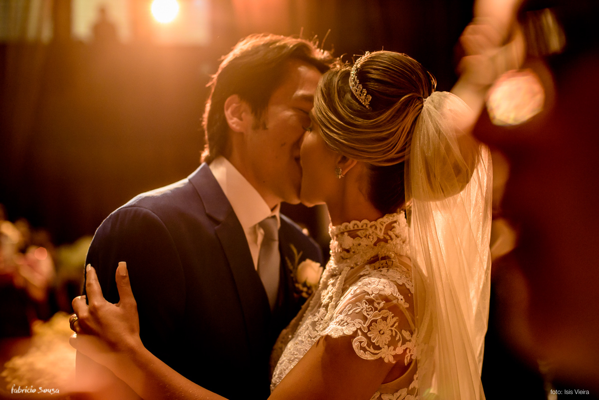 o primeiro beijo de marido e mulher durante o casamento