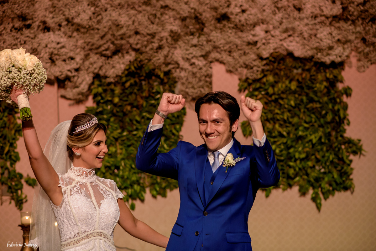 noivos vibram após o primeiro beijo de casados - decoração Decora Belem