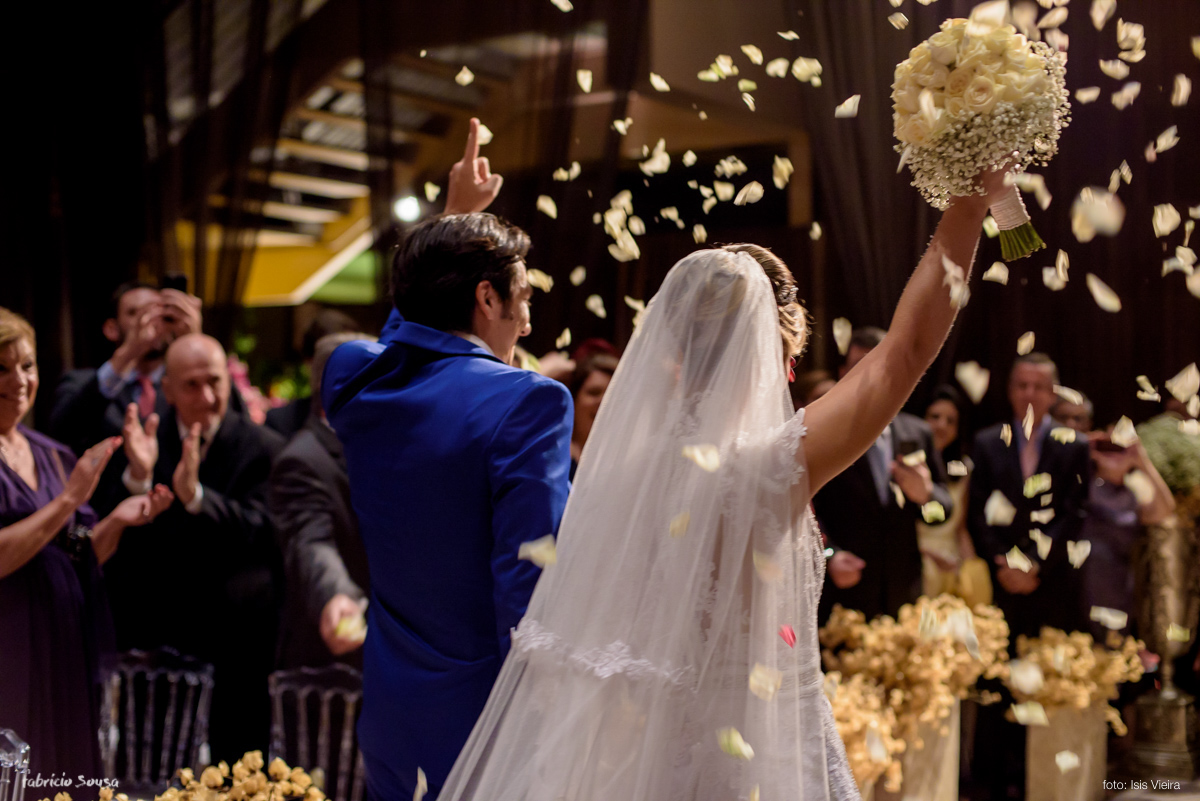 noivos Fernanda Maluhy e Fernando Oikawa na saída da cerimonia de casamento com petalas brancas no Estação das Docas