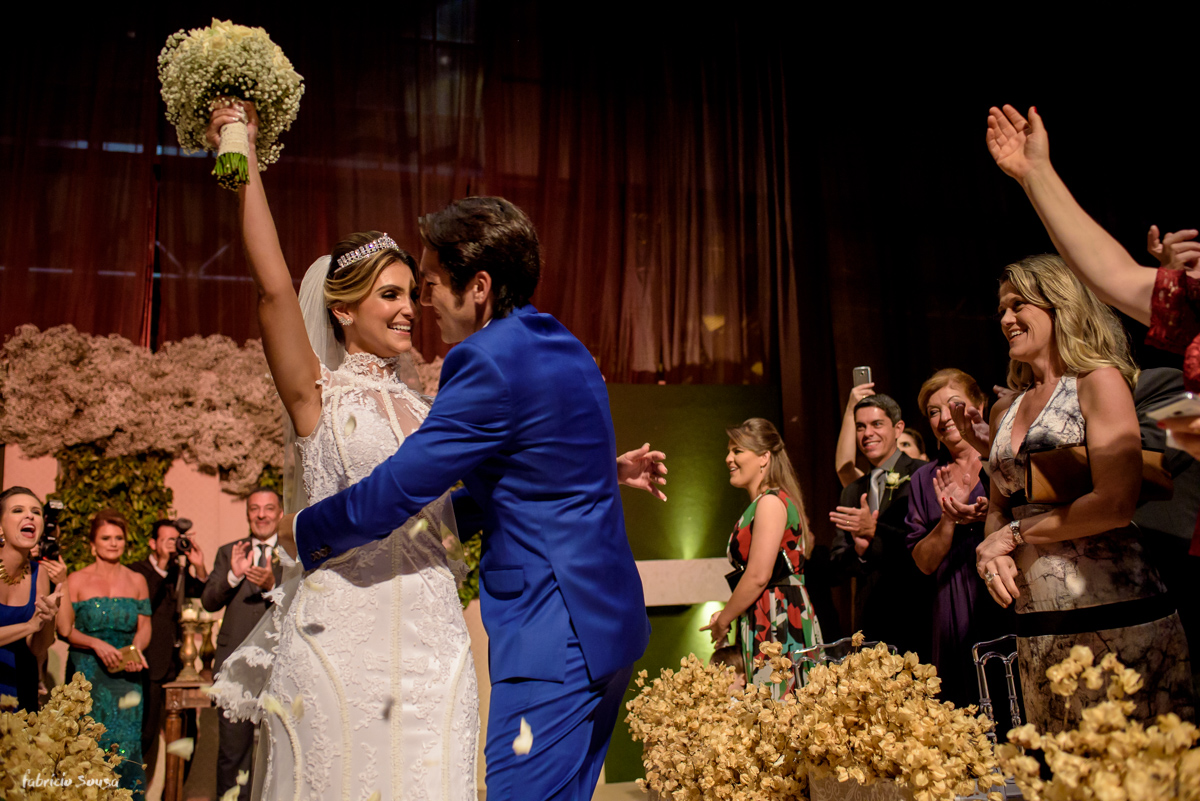 noivos Fernanda Maluhy e Fernando Oikawa na saída da cerimonia de casamento no Estação das Docas