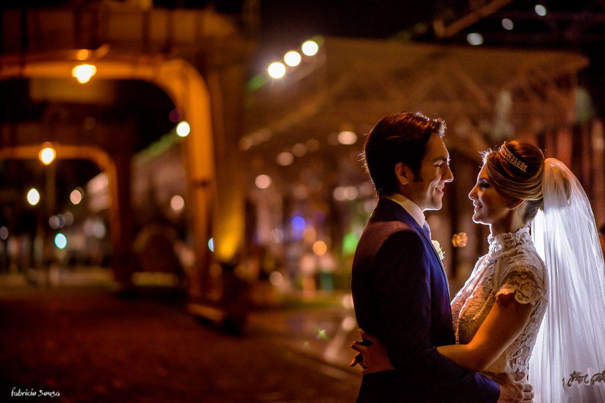 retrato dos noivos durante o casamento na parte externa do Estação das Docas baía de Guajará