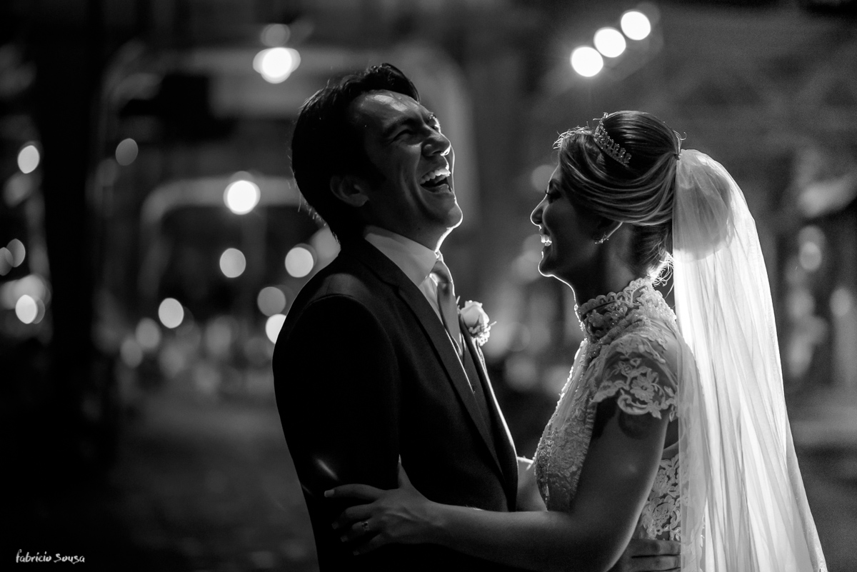 retrato dos noivos durante o casamento na parte externa do Estação das Docas baía de Guajará