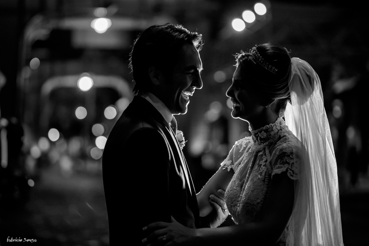 retrato dos noivos durante o casamento na parte externa do Estação das Docas baía de Guajará
