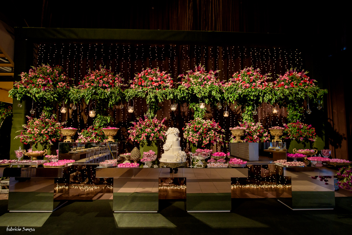 decoração deslumbrante da Decora Belem - Nadia Sousa Amaral e Bruna Dias no Estação das Docas - mesa de doces e bolo Mika Yamaga