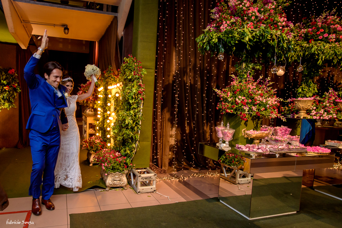 animação na entrada dos noivos na festa de casamento no Estação das Docas