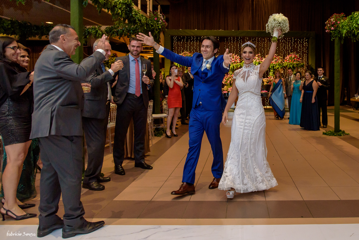 animação na entrada dos noivos na festa de casamento no Estação das Docas