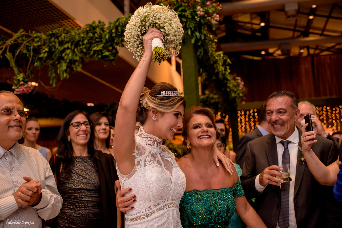 animação na entrada dos noivos na festa de casamento no Estação das Docas