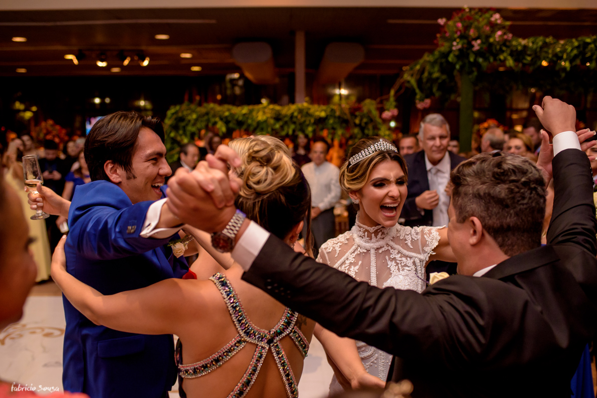 animação na entrada dos noivos na festa de casamento no Estação das Docas