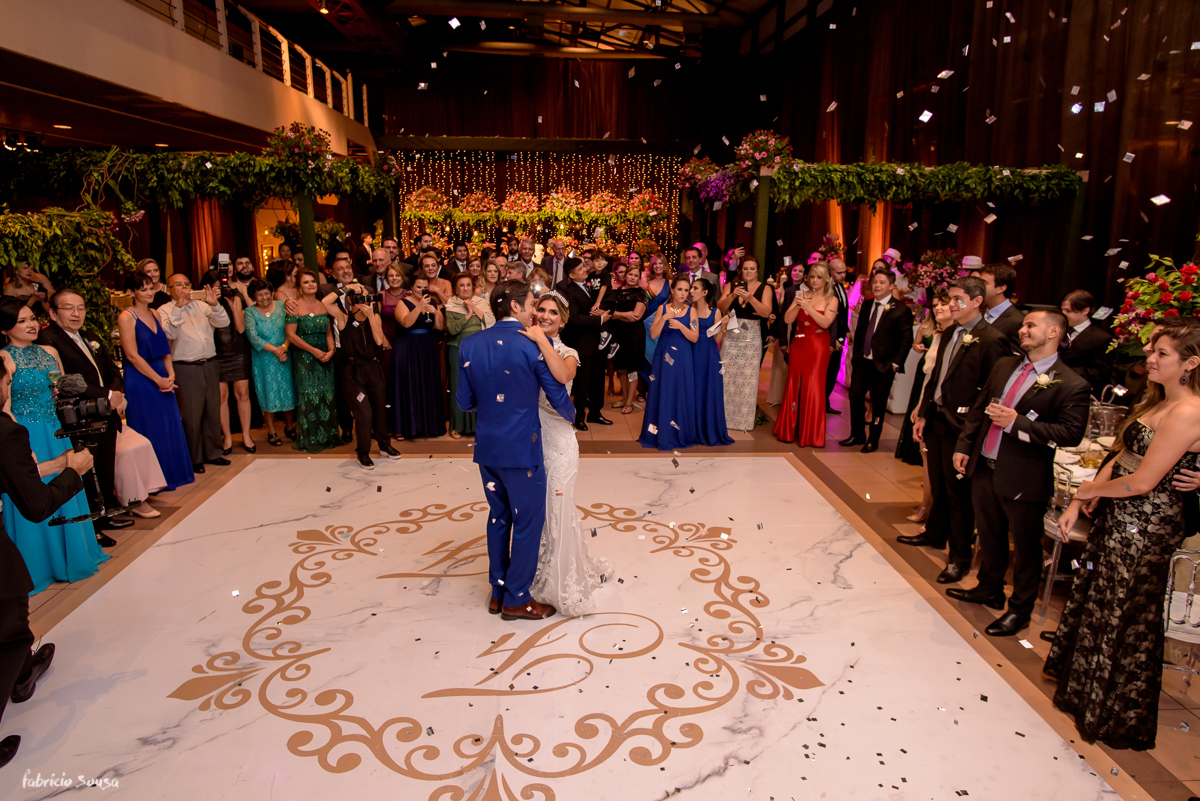 a valsa dos noivos na pista de dança durante a festa de casamento no Estação das Docas com skypaper
