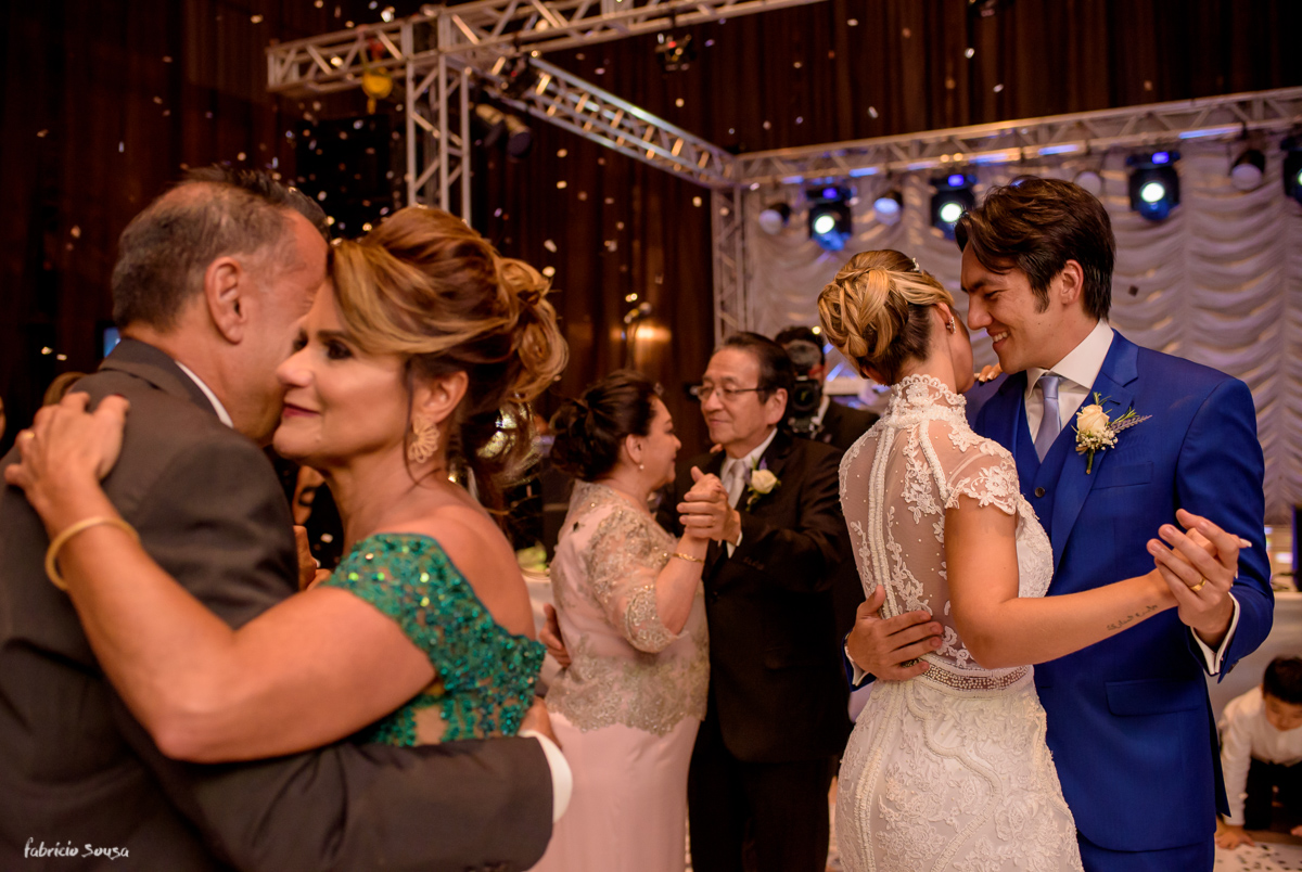 a valsa dos noivos e pais na pista de dança durante a festa de casamento no Estação das Docas