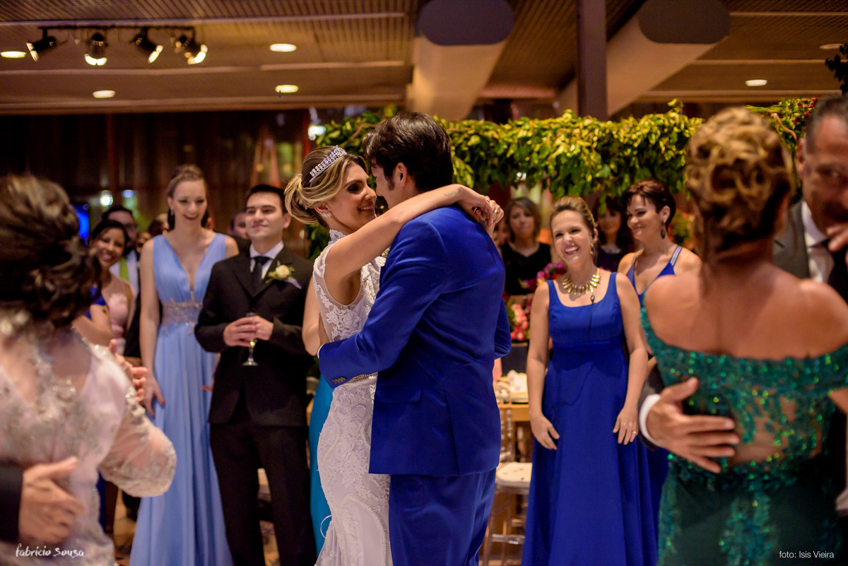 a valsa dos noivos na pista de dança durante a festa de casamento no Estação das Docas