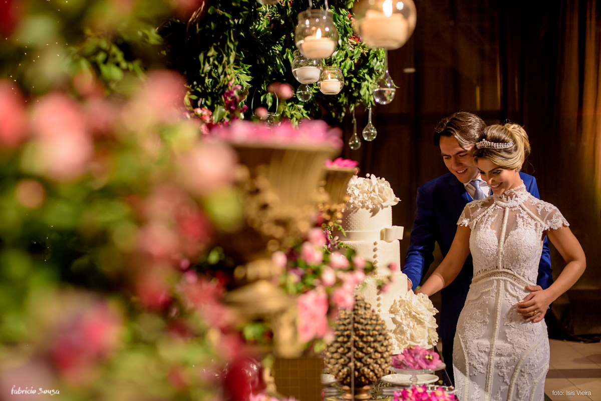 o corte do bolo no casamento no Estação das Docas - Decora Belem