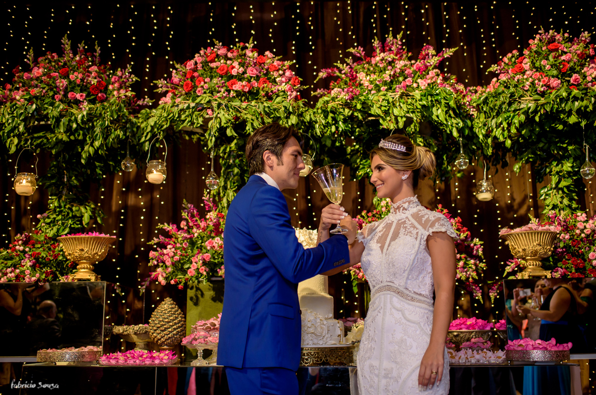 foto do brinde dos noivos na mesa de doces Decora Belem casamento no Estação das Docas