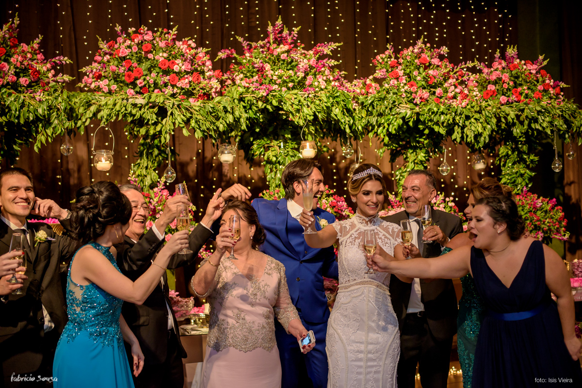 o brinde descontraído da família Maluhy e Oikawa na festa de casamento