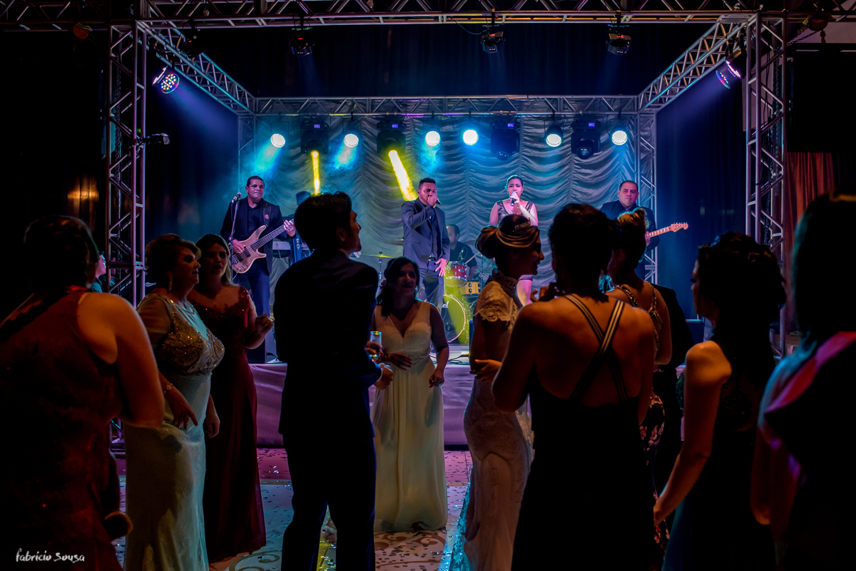 noivos felizes na pista de dança no salão de festas do Estaçã