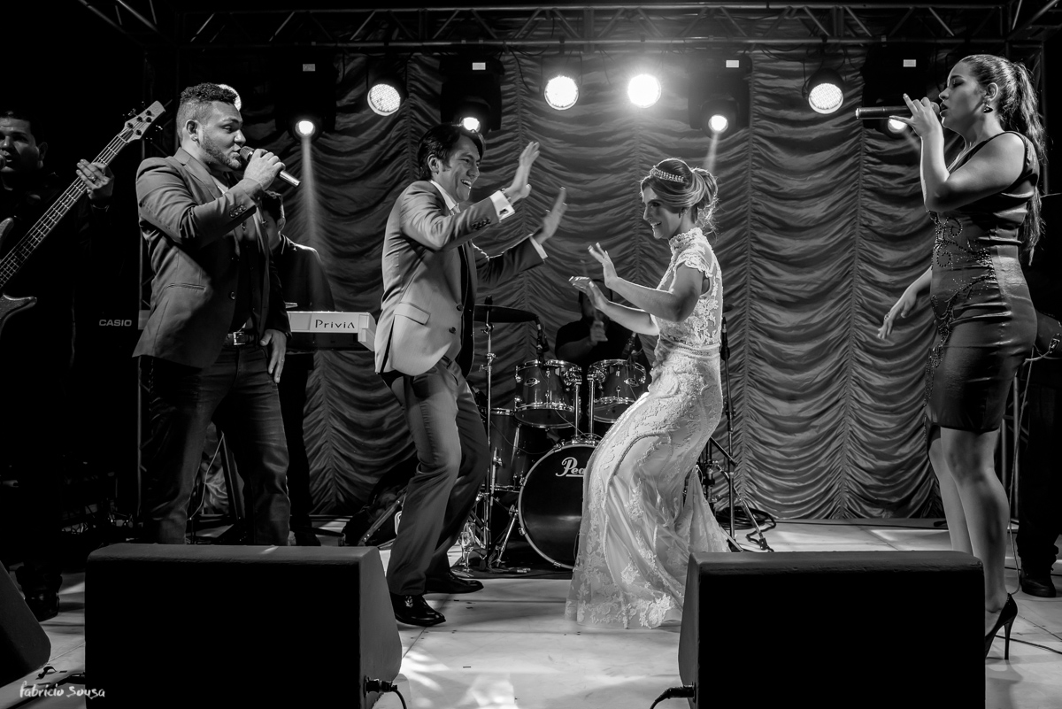 noivos agitam no palco do Estação das Docas com Banda NoBreak Ramon - é o tchan