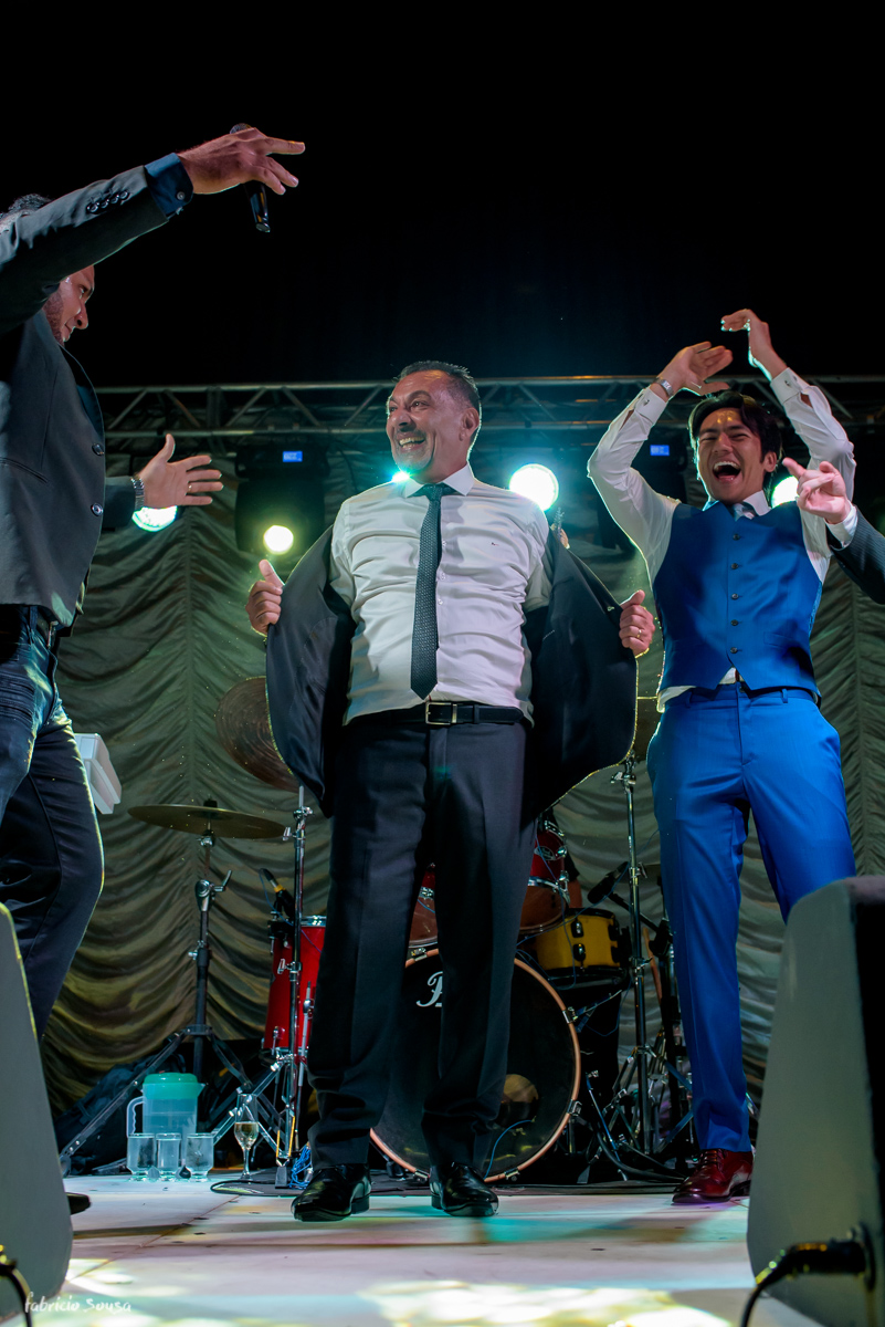noivo e sogro agitam no palco com banda NoBreak Belem