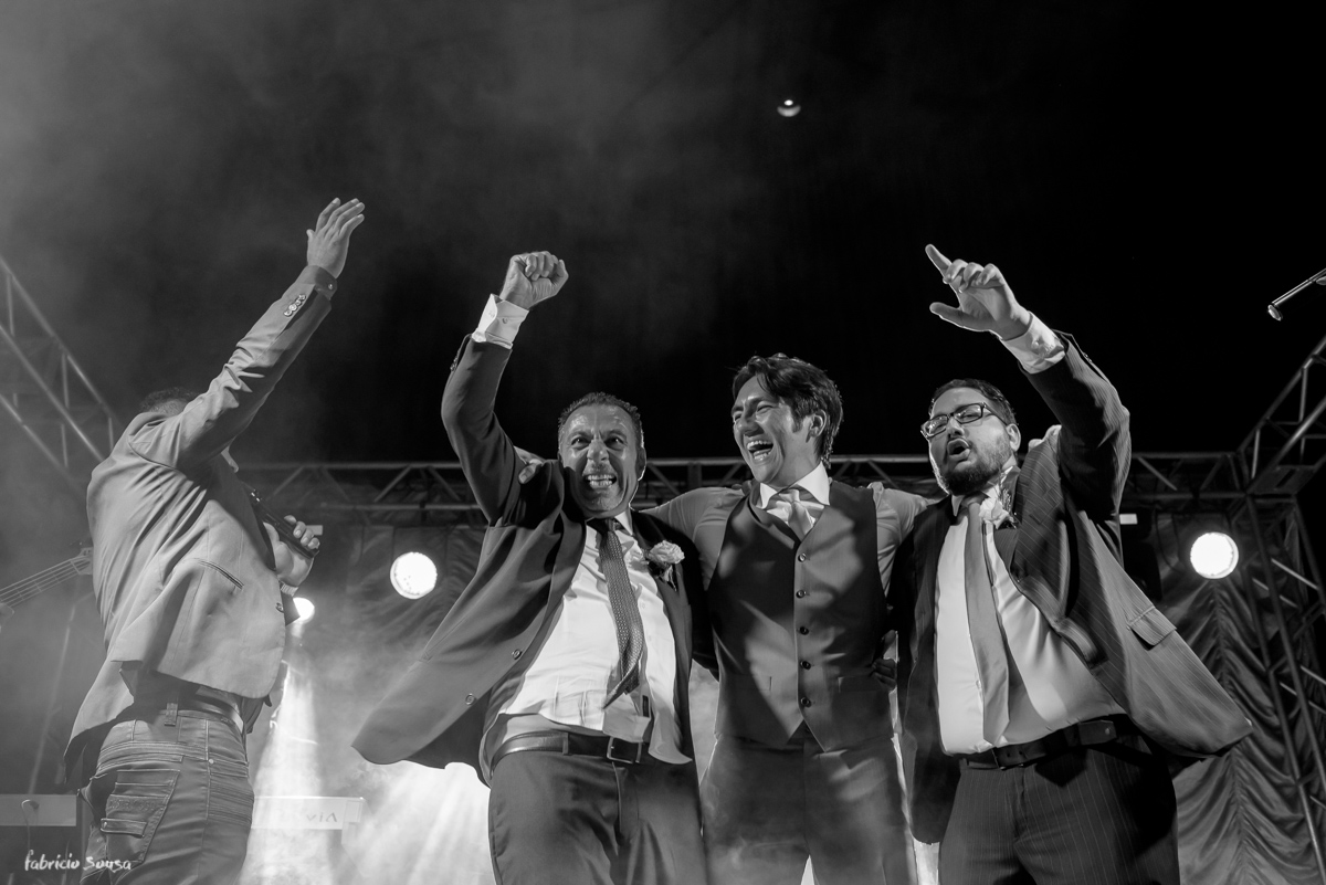 noivo e sogro agitam no palco com banda NoBreak Belem