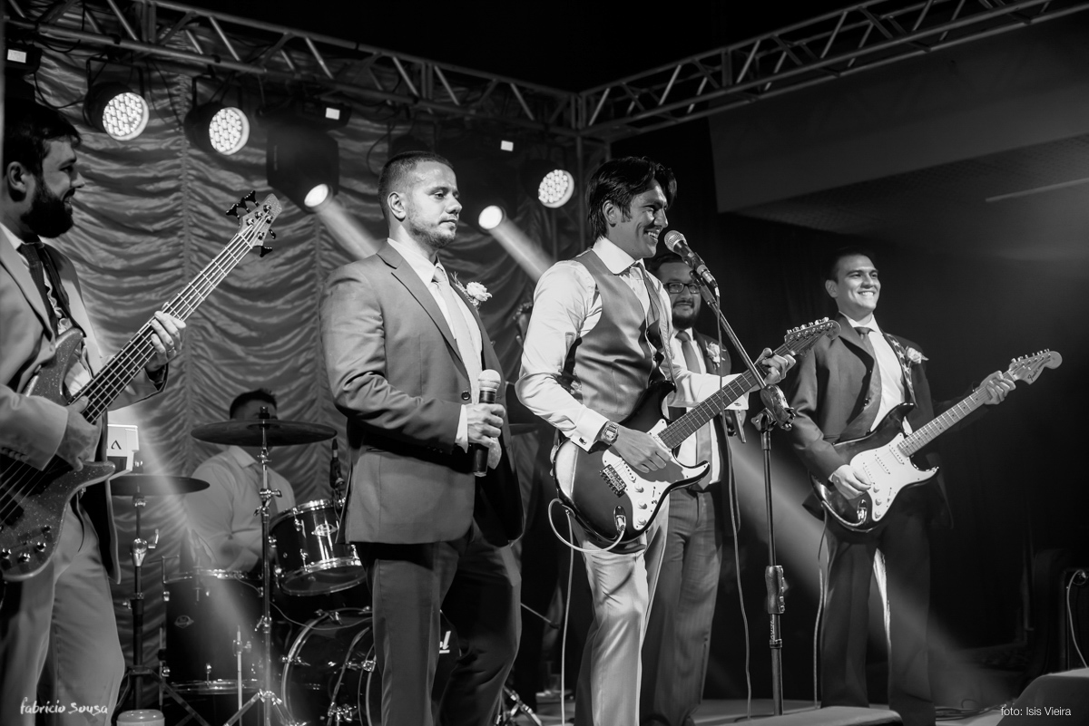 noivo cantando e tocando no palco do Estação das Docas