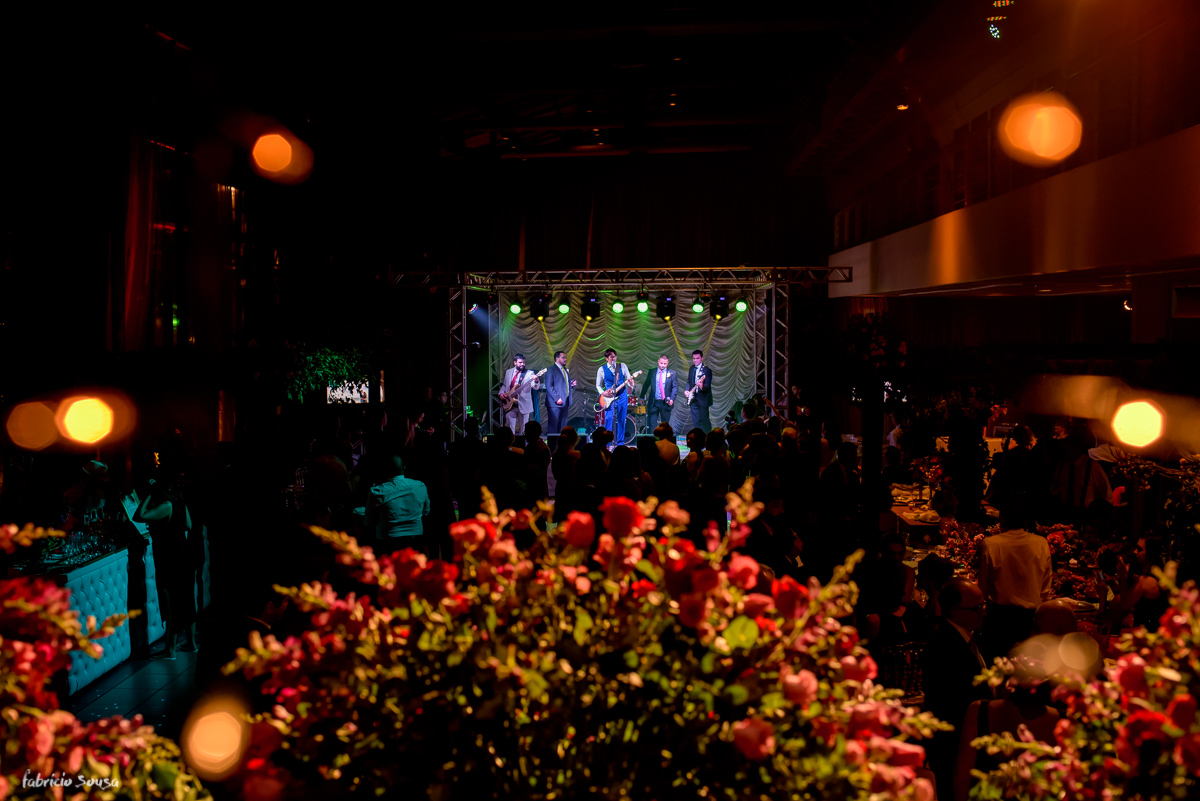 noivo toca guitarra e canta com amigos no palco do Estação das Docas durante seu casamento