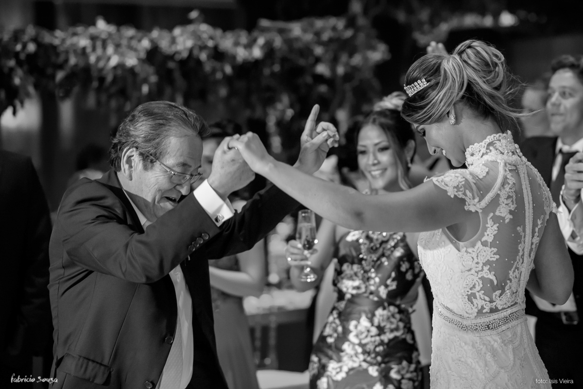 noiva dança com sogro Teichi Oikawa na festa de casamento