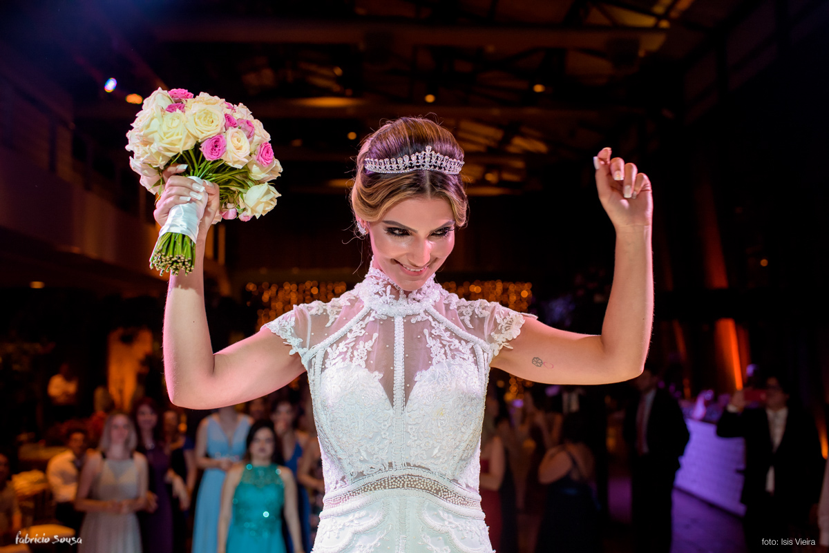 noiva linda Fernanda prestes a jogar o bouquet na festa no Estação das Docas