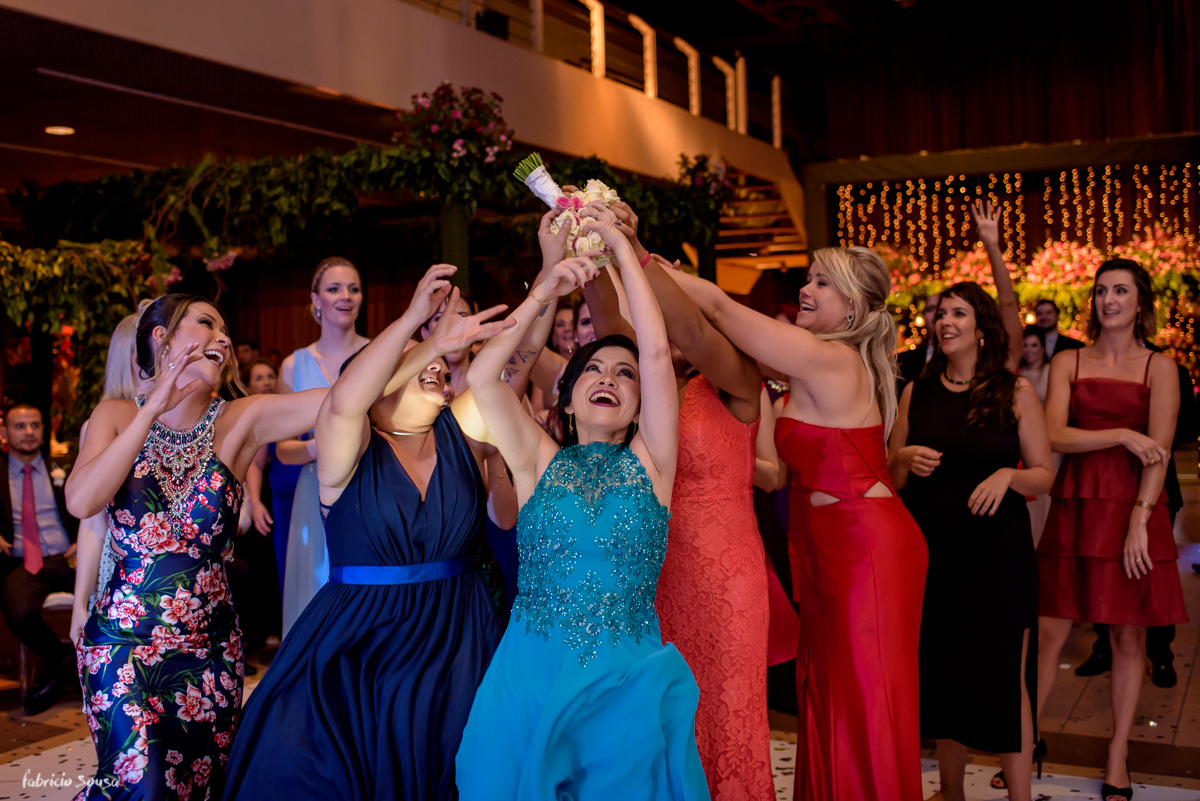 irmã do noivo captura o bouquet na festa Keiko Oikawa
