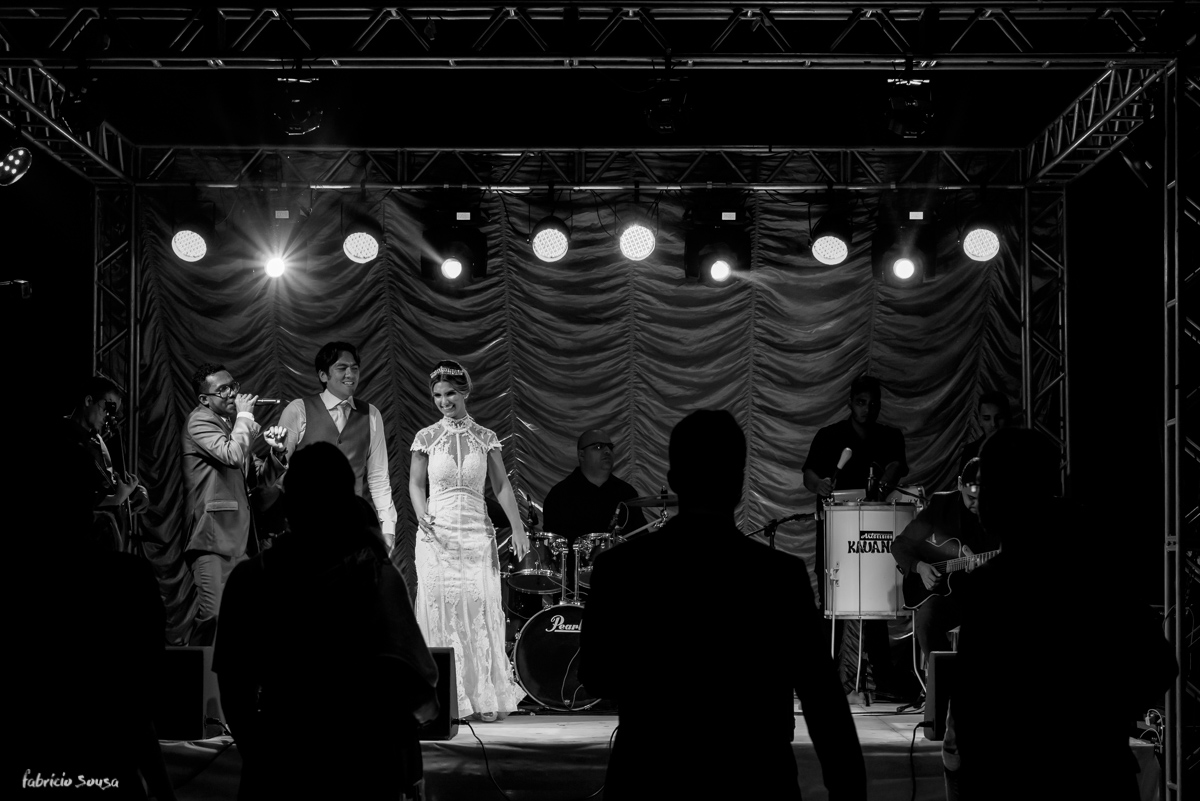 noivos dançam no palco no estação das docas com banda irreverencia