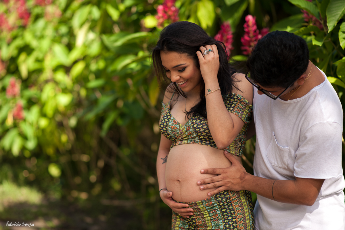 papai segura barriga da mamãe grávida na sessão fotográfica gestante