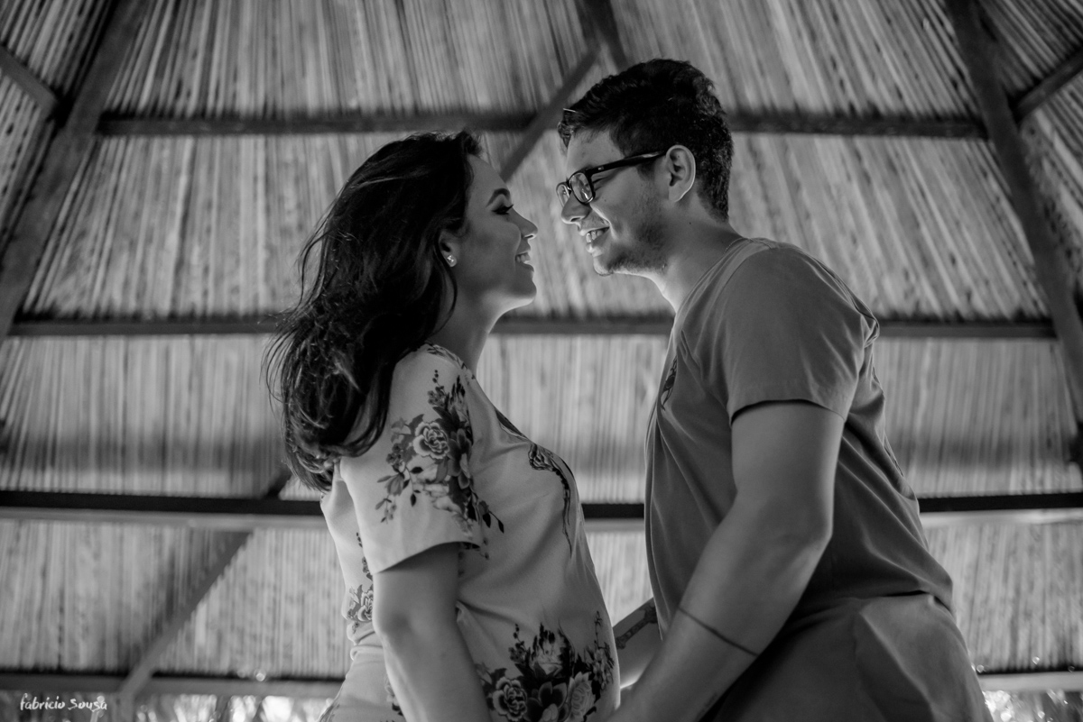 casal gestante quase de beija embaixo da chopana do parque dos igarapés