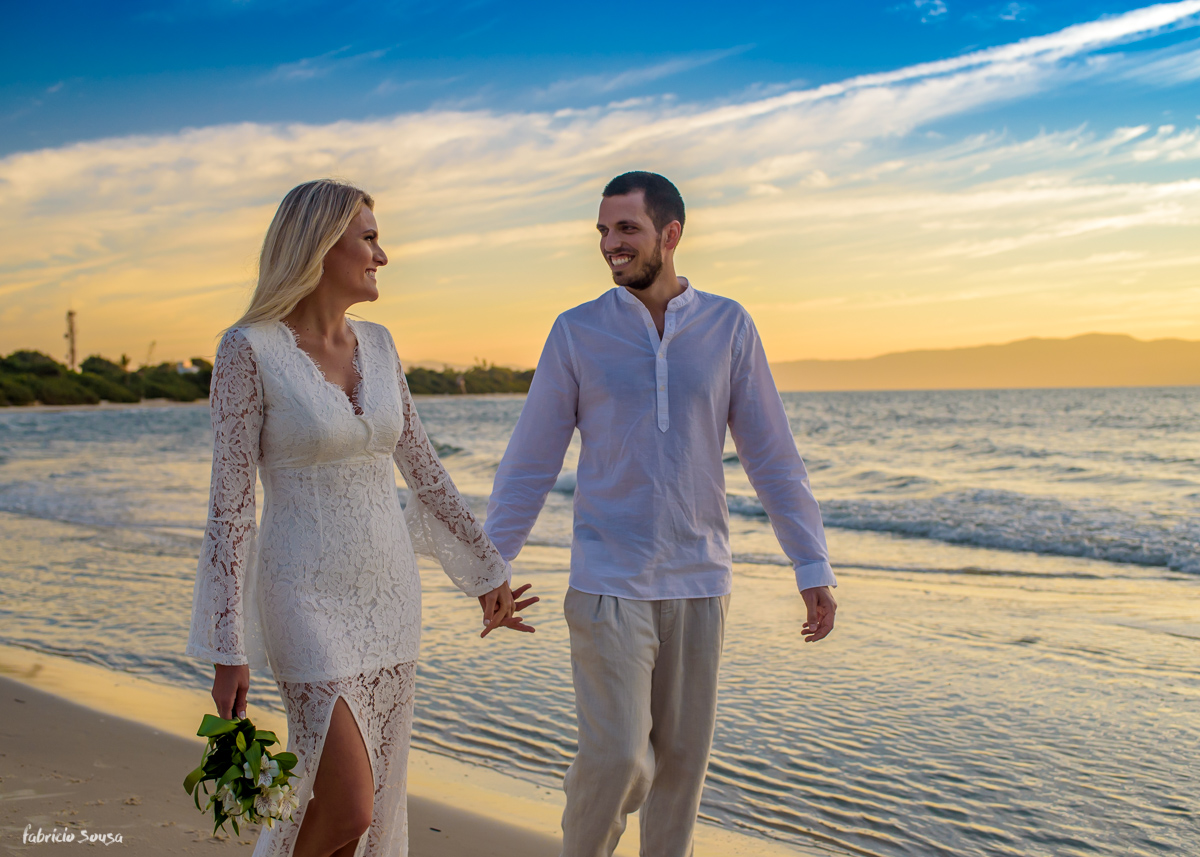 casal de branco na praia em sessão fotográfica pre-casamento em Floripa - praia da Daniela