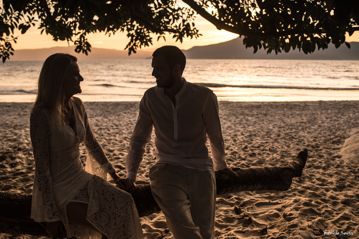 silhueta do casal embaixo da árvore na praia da Daniela Floripa