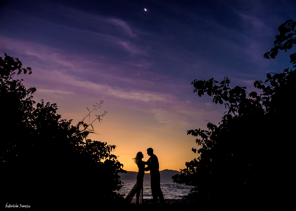 silhueta do casal no final do ensaio prewedding na praia da Daniela - Floripa paradisíaca