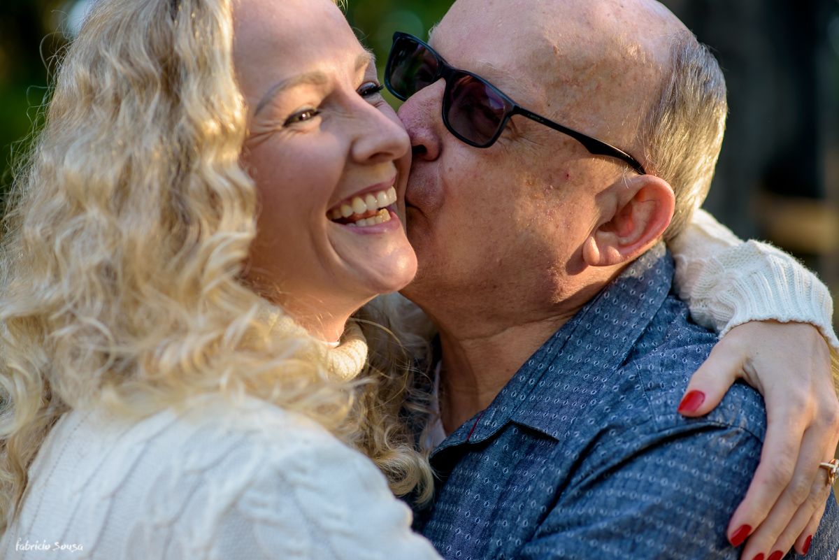 retrato Damaceno Herdt beijando sua filha Scheila no Horto Florestal do Corrego Grande em Florianopolis