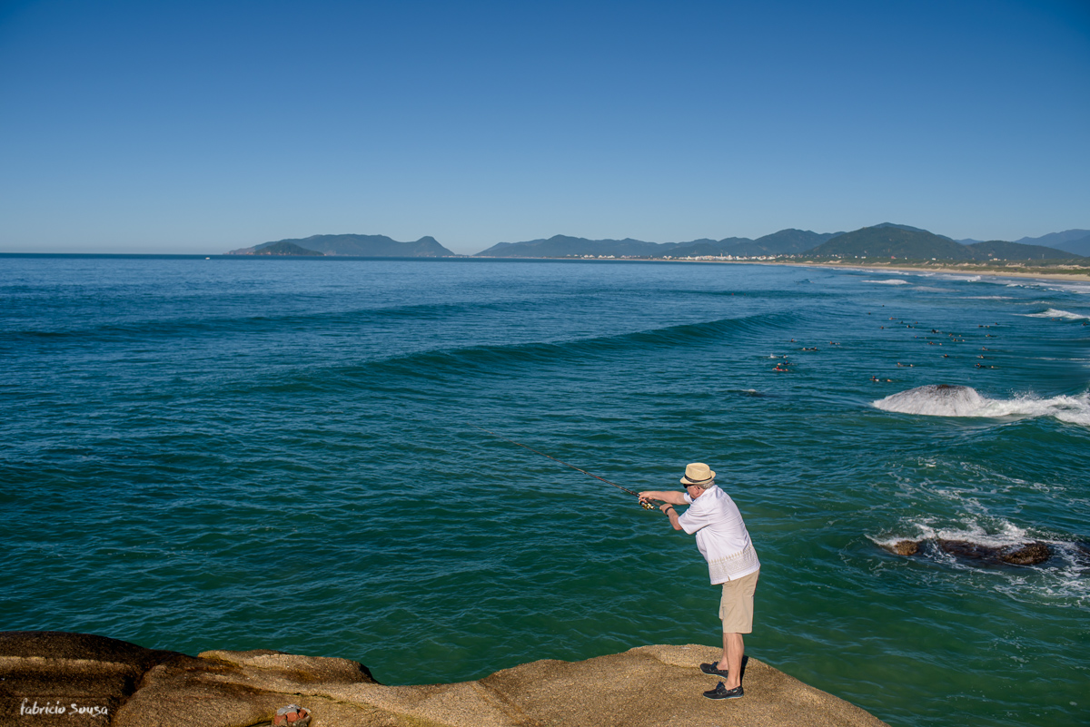 Damaceno jogando sua isca no costão da Praia da Joaquina