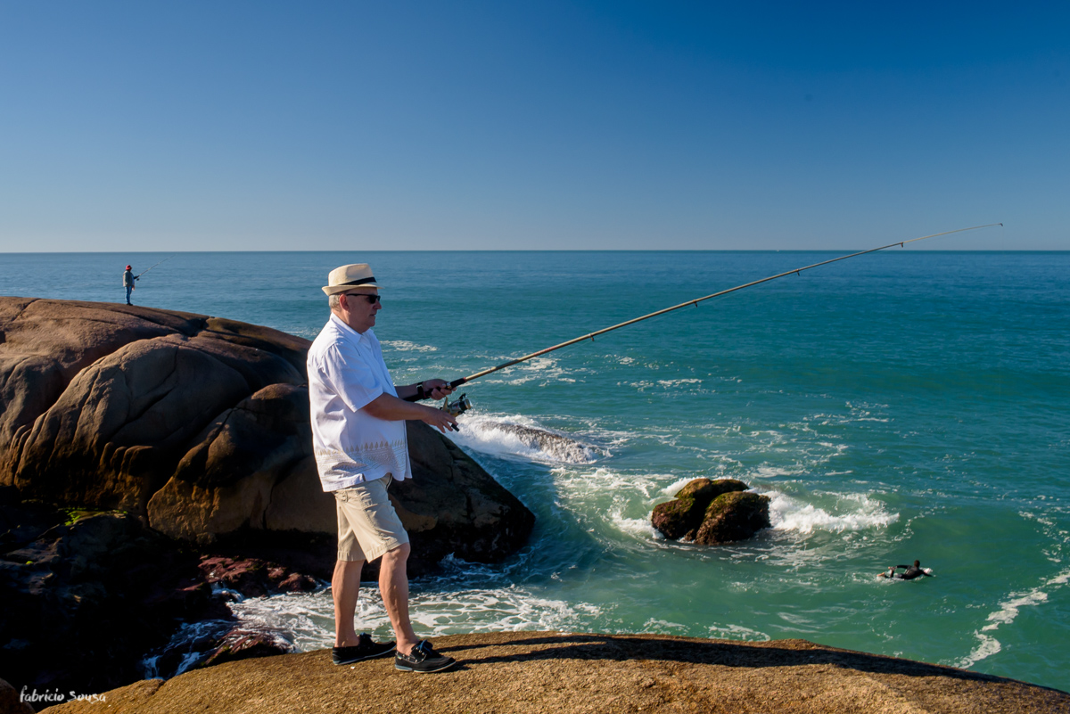 Damaceno Herdt pescando no Costão da praia da Joaquina em Floripa